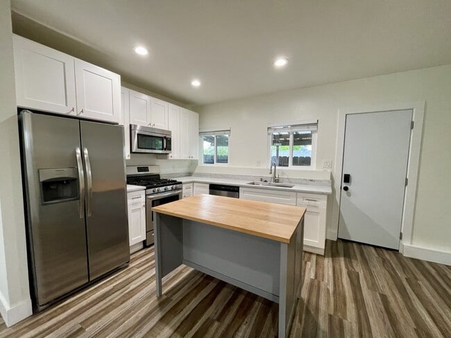 Building Photo - 9556 Cecilwood Dr