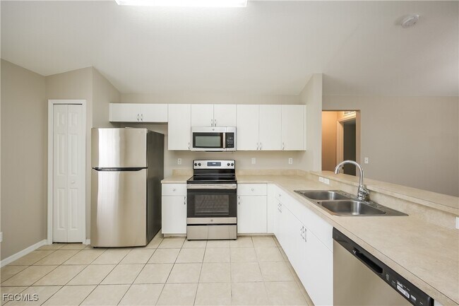 Building Photo - 458 Westdale Ave