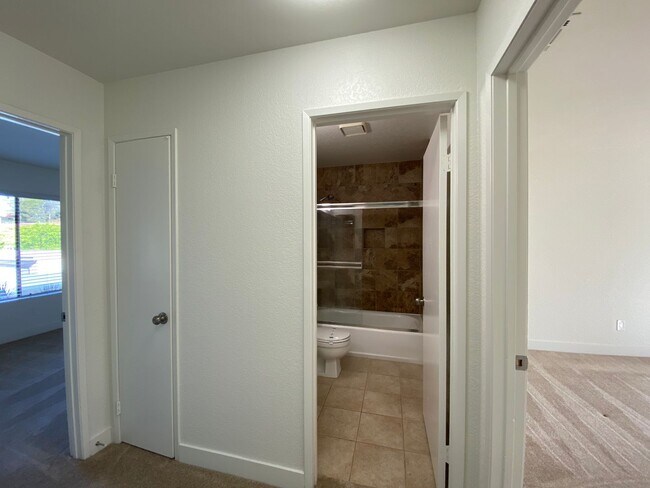 Building Photo - Stunning Townhome in Tanglewood Community