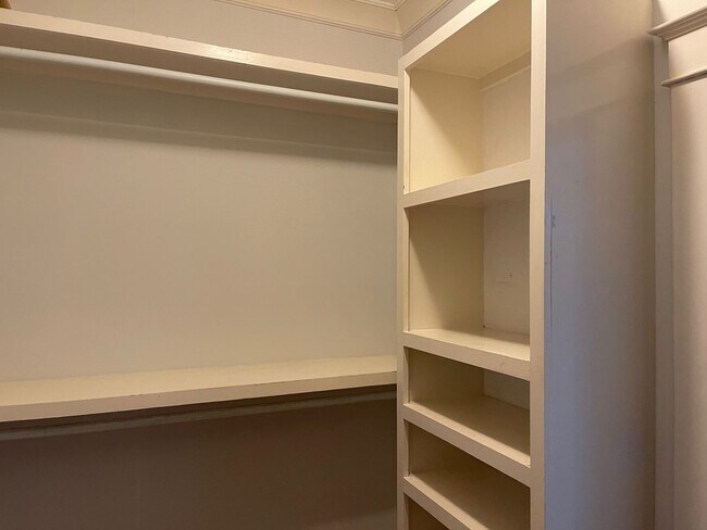 Building Photo - Sylvan Park bungalow, 4508 Park Ave.  2br,...