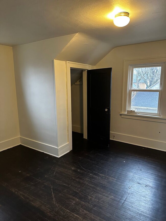 Building Photo - FREE JANUARY RENT!!! Charming 3-bedroom, 1...