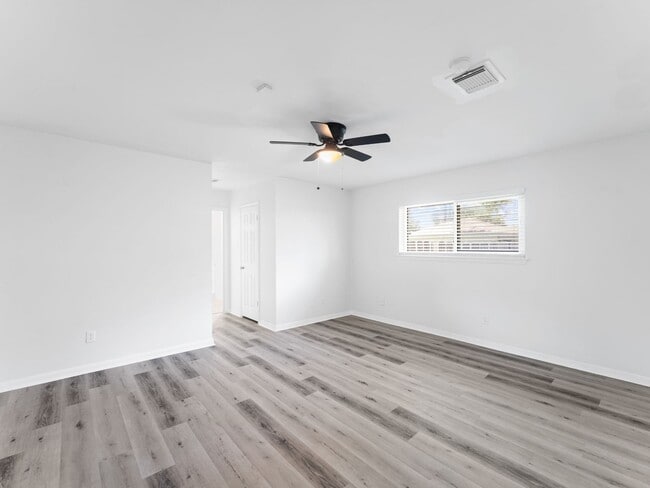 Building Photo - 2122 Briar Cir