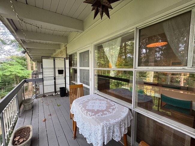 Building Photo - Relaxing Fully-Furnished 2 Bed 1 Bath Cond...