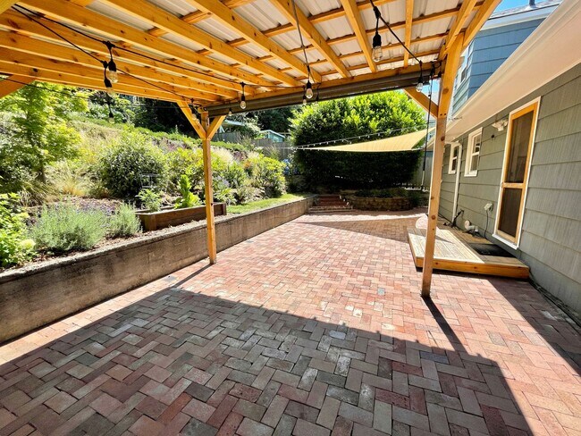 Building Photo - Charming Montavilla 4-bed Updated Cottage ...