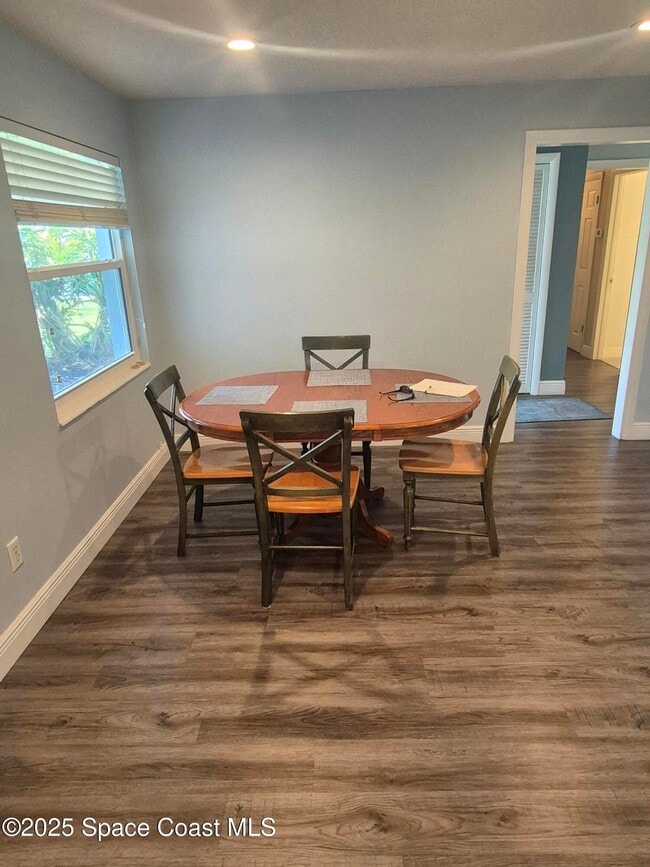 Building Photo - 333 Bahama Dr