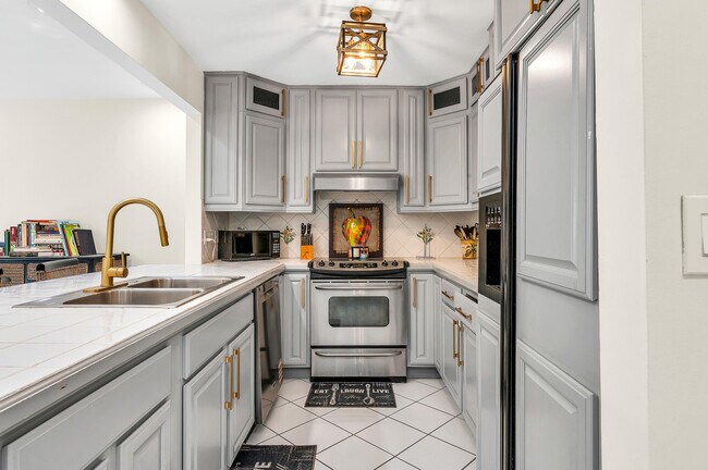 Building Photo - 584 SE 20th Ave