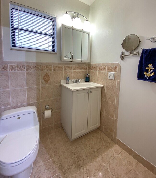 Building Photo - 2221 W 52nd St