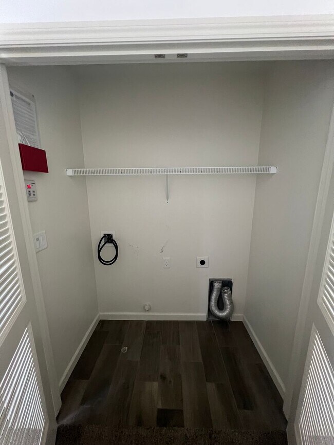 Building Photo - modern 3-bedroom, 2.5-bathroom home locate...