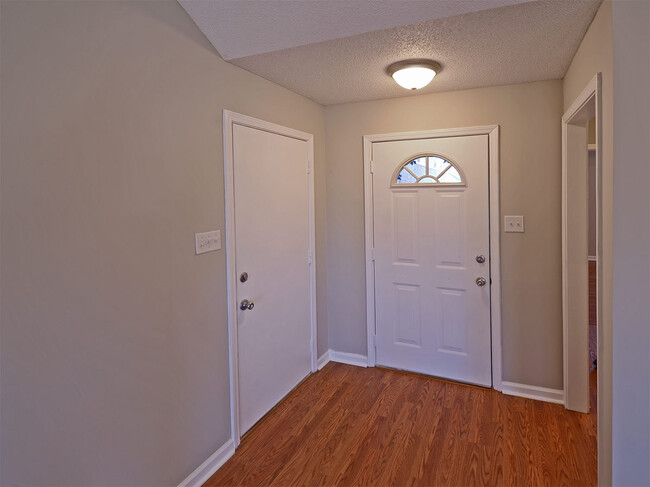 Building Photo - 3 bed, 2 bath near Hacks Cross and Shelby Dr