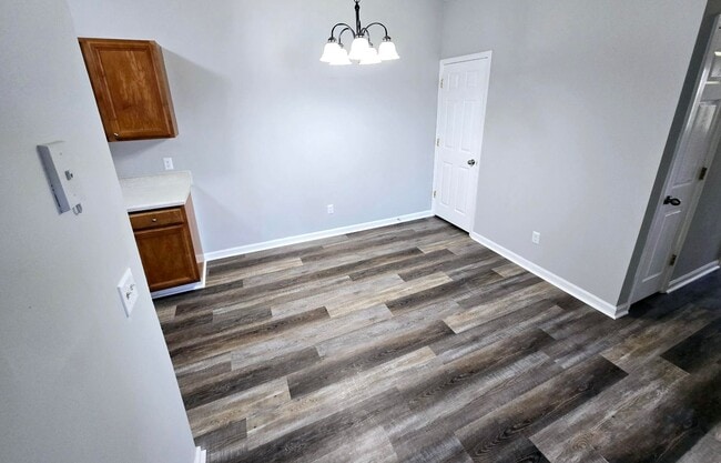 Building Photo - NEW LISTING: Stunning 3 Bed, 2 Bath Condo in Burlington!