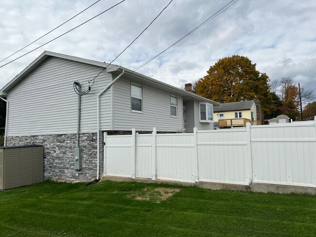 Building Photo - 2103 Circleville Rd