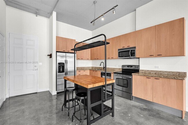 Building Photo - 2100 Van Buren St