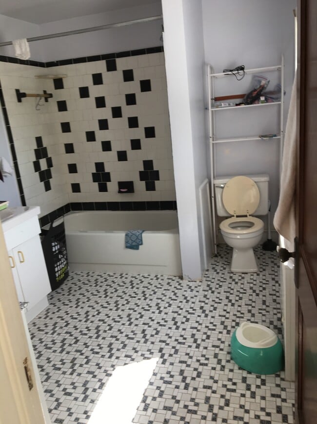 Bathroom - 6909 Linden Ave