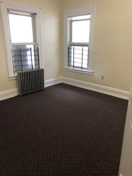 Building Photo - 9524 Van Wyck Expy