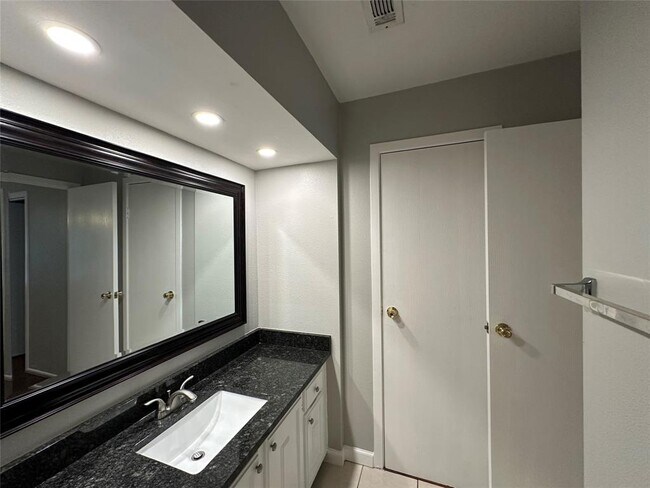 Building Photo - 3647 Palm Grove Dr