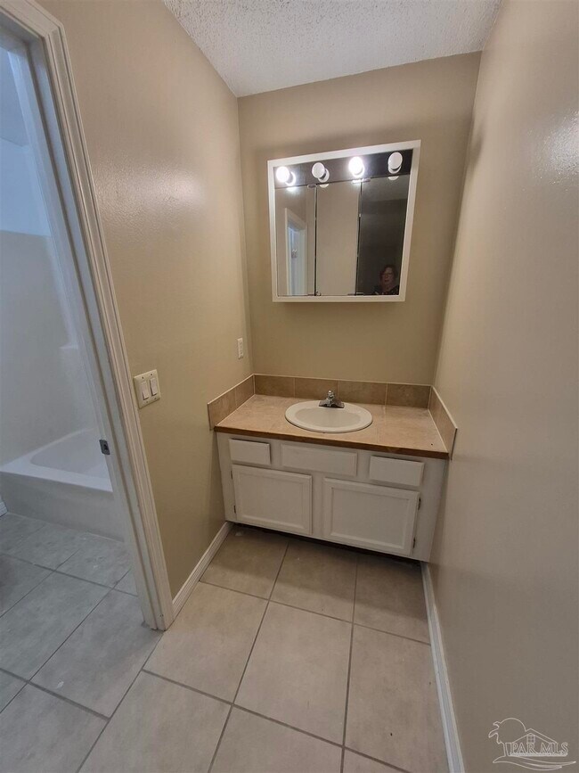 Building Photo - 537 Petros Cir