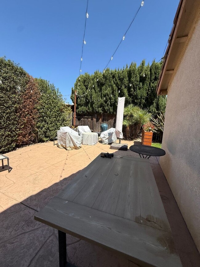 Building Photo - Spacious Single Story 4 Bedroom, 2 Bathroo...