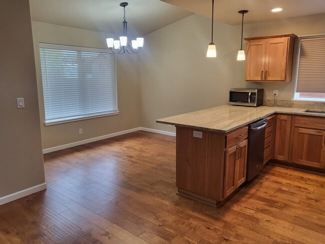 Building Photo - 3 bed 2 bath Home for Rent in Grants Pass