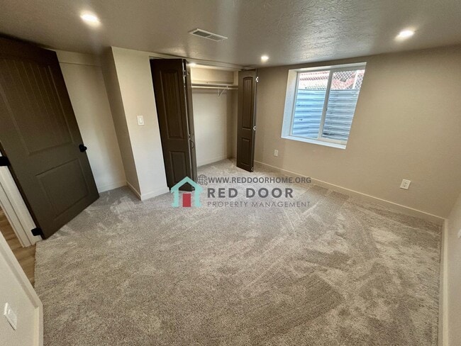 Building Photo - Spacious 5 bedroom, 3 bathroom single-family home.