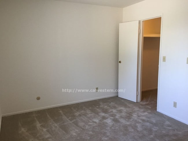 Building Photo - 2 bedroom Townhouse Apartments Available