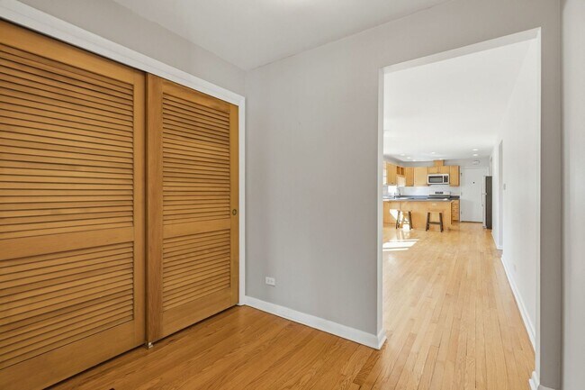 Building Photo - 556 Barton Ave