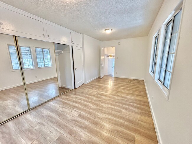 Building Photo - 288 S Coronado St