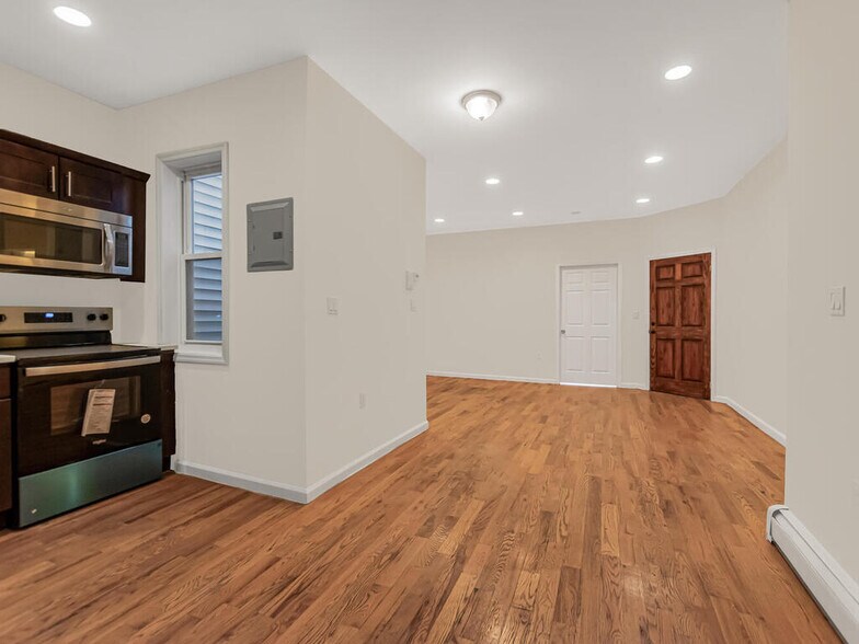 Living room - 1378 Bristow St