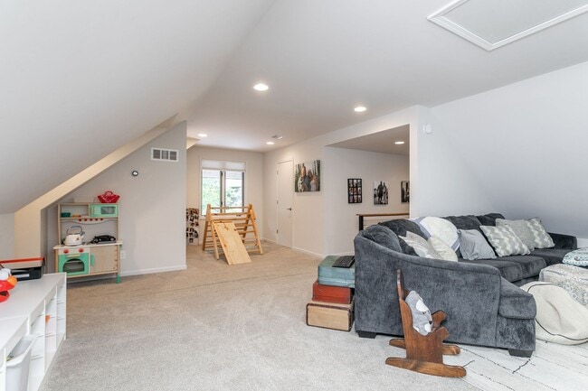 Building Photo - 5 Bed 3 Bath Home