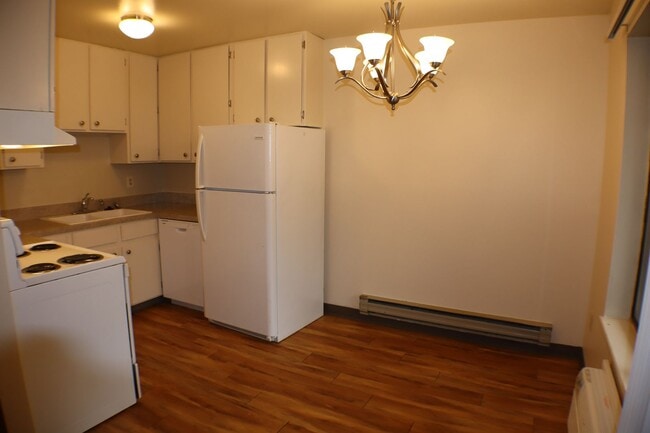 Building Photo - Limited Time: $500 Back-to-School Move-In ...