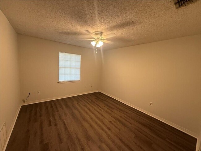 Building Photo - 1513 Deerwood Dr E