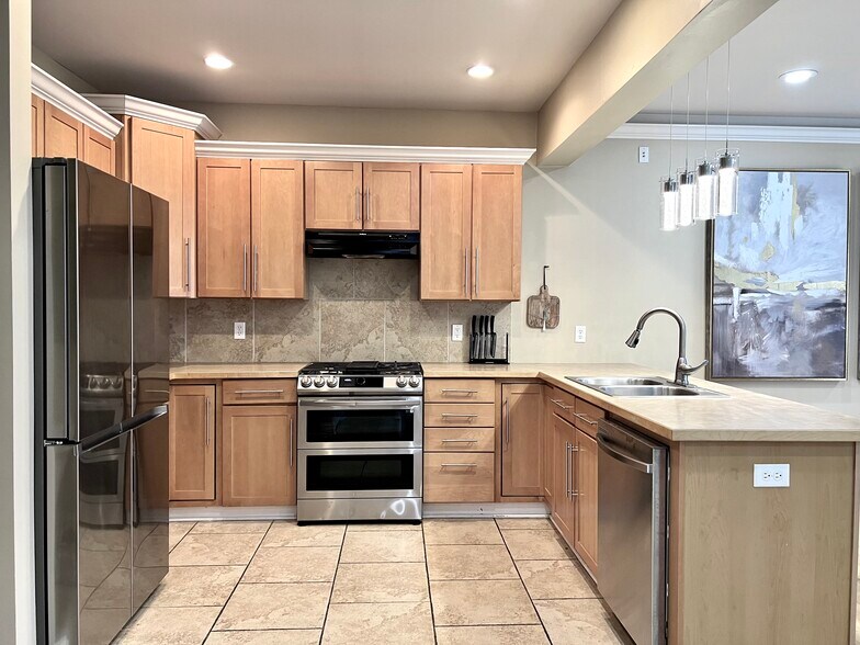 Building Photo - 4698 Brompton Dr