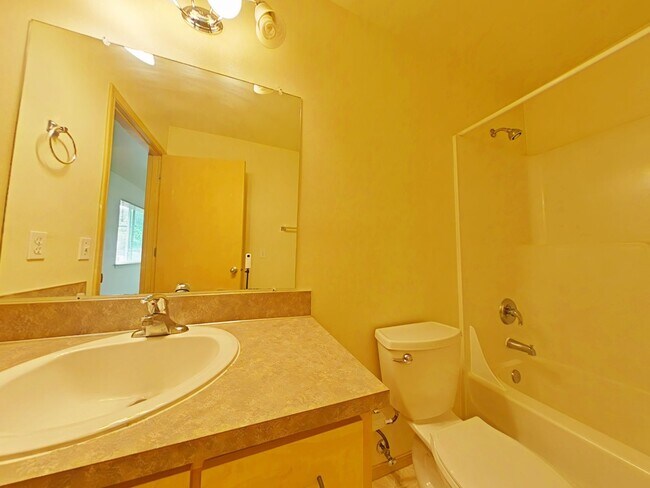 Building Photo - 3 Bedroom House ~ Close to 9th Street ~ Pe...