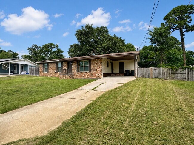 Building Photo - "Charming 3-Bedroom Oasis in Fort Walton Beach!"