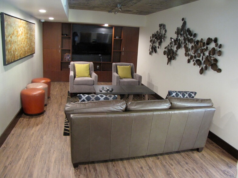 Building Photo - 311 Oak St