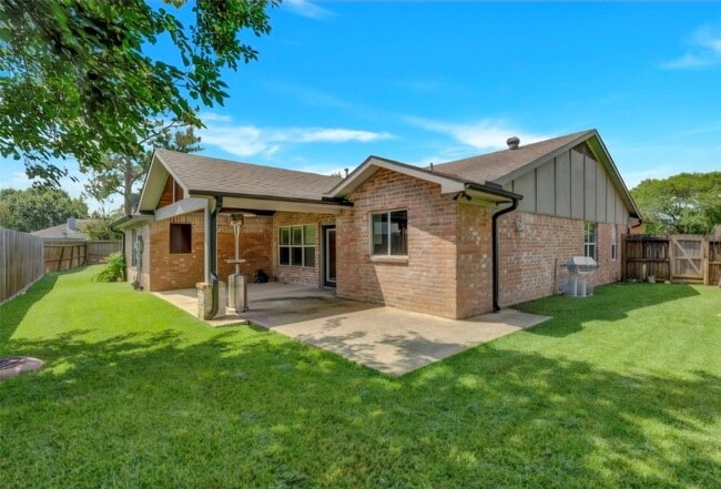Building Photo - 831 Bradwell Dr