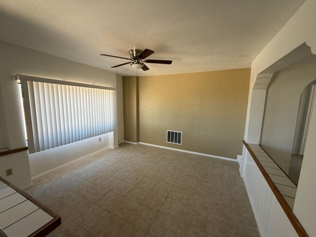 Building Photo - Spacious 4/2 in the Country / Horses ok
