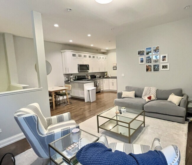 Building Photo - 2538 N Southport Ave