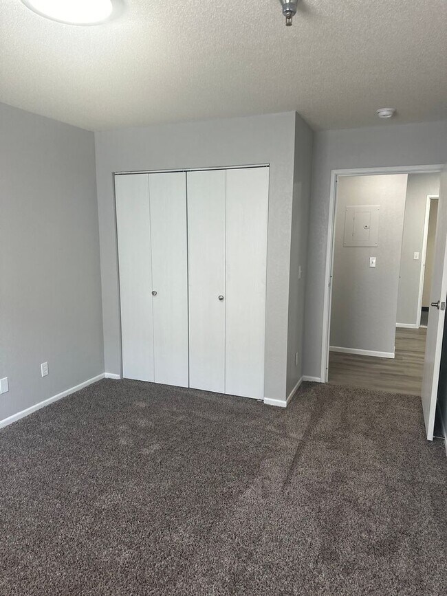 Building Photo - Spacious first floor one bedroom with mode...
