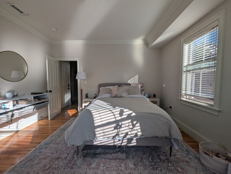 Building Photo - 35 White Pl