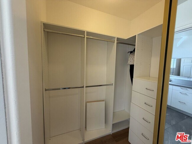 Building Photo - 1247 Barry Ave