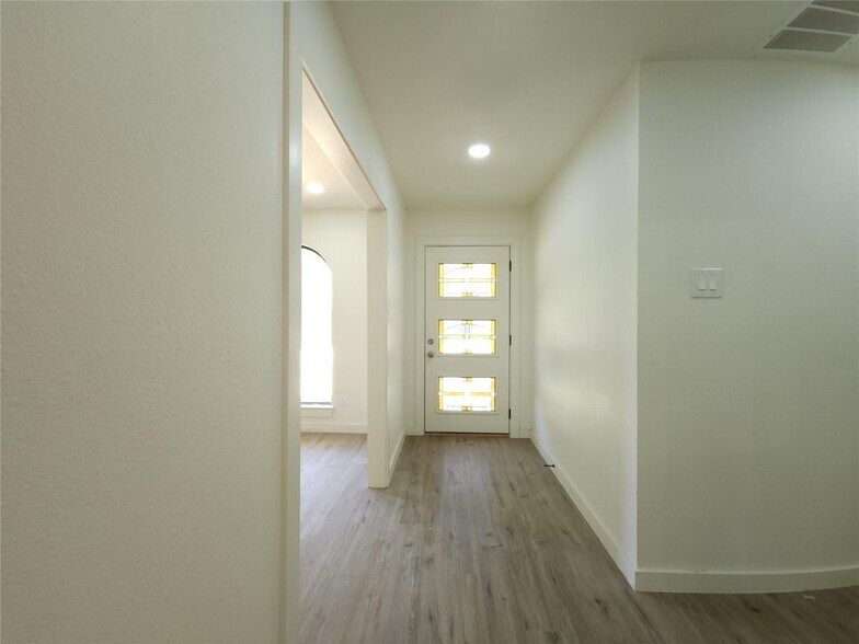 Building Photo - 1502 Hiawatha Way