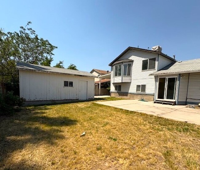 Building Photo - 3 Bedroom / 2 Bath Home in Kearns!