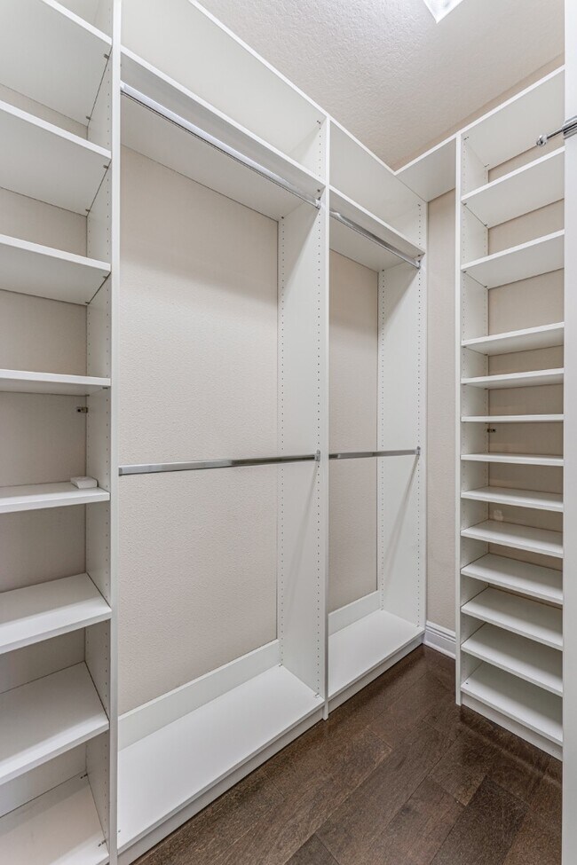 Building Photo - Stunning David weekly designed 3 BR+ OFFICE/ 2.5 BA / 2 Car executive townhouse in Hyde Park / So...