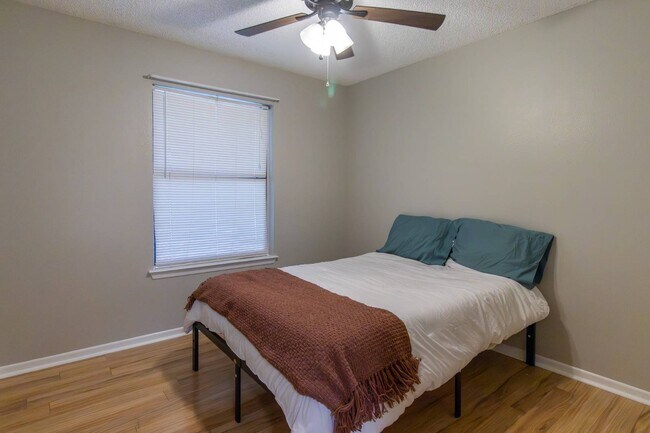 Building Photo - 1609 Ronstan Dr