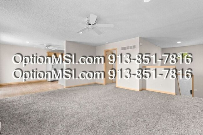 Building Photo - Well Maintained Half Duplex