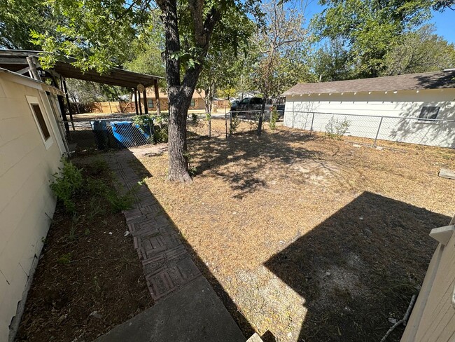 Building Photo - 2/1 Home in Kerrville