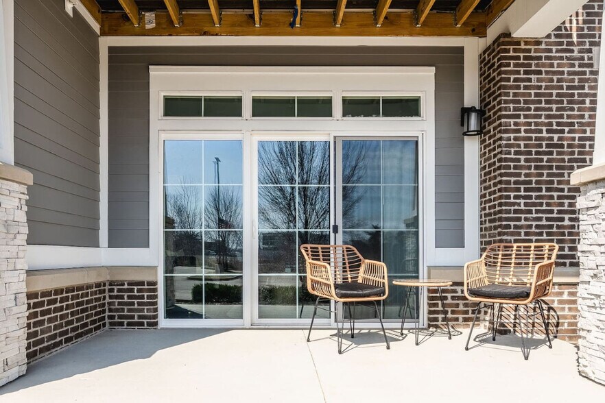 Building Photo - 5825 Sunset Wy