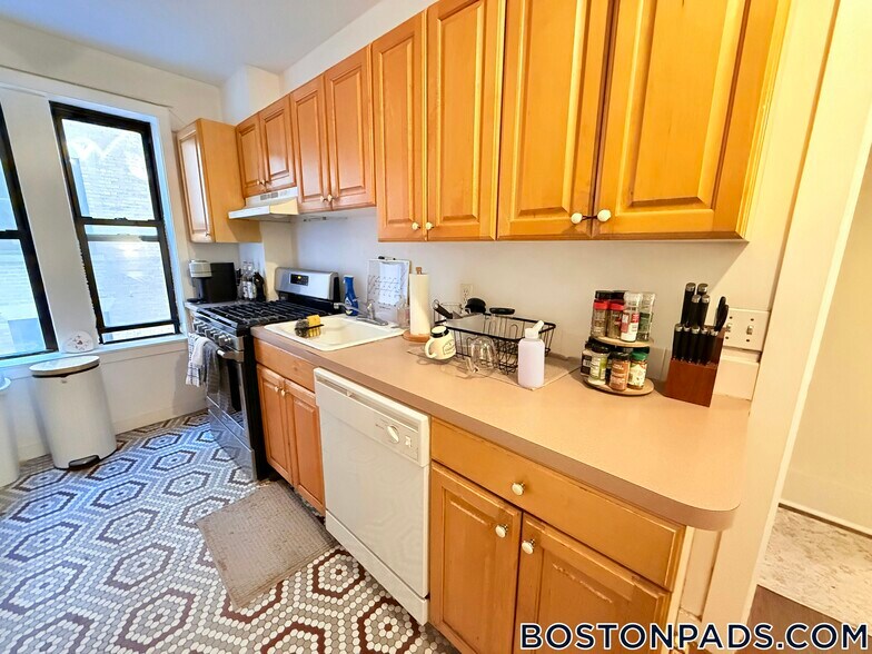 Building Photo - 452 Park Dr
