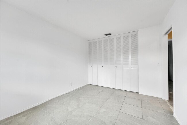 Building Photo - 2769 Ashley Dr W