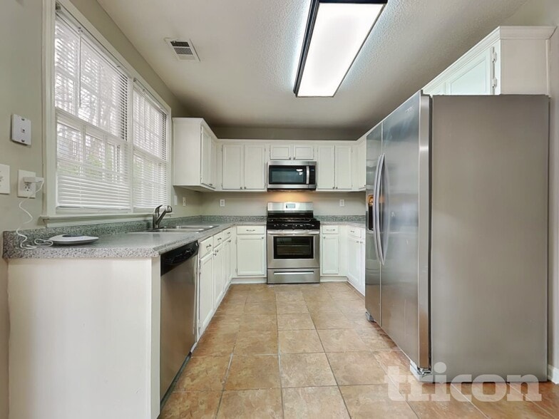 Building Photo - 2660 Binghampton Ln